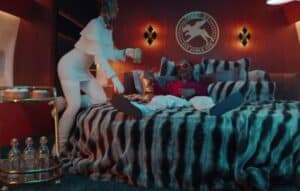 faux fur throw in just eat advert with snoop dogg